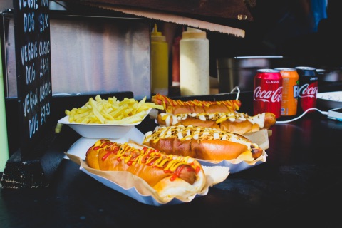 Hotdogs mit Ketchup und Limonaden (Coca Cola, Fanta)