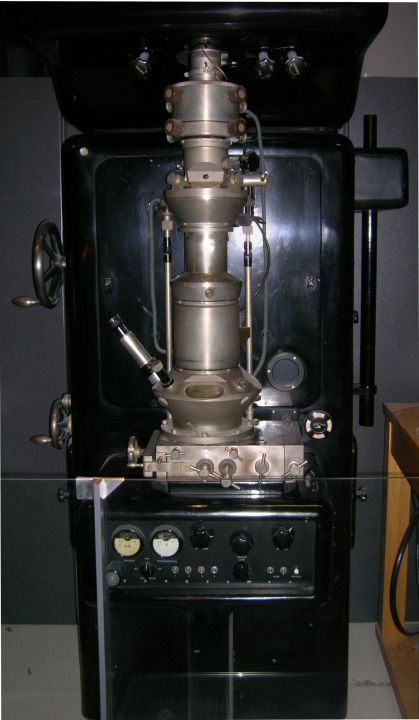 Eines der ersten Elektronenmikroskope (von Ernst Ruska, 1933; Nachbau von 1980)