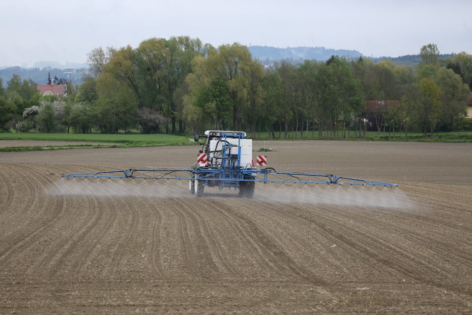 Traktor der Feld besprüht