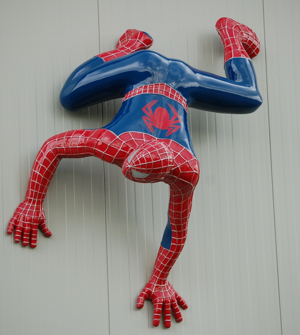Spiderman-Figur an einer Hauswand