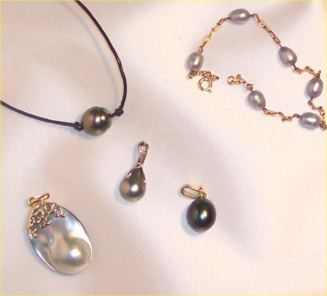 Perlen werden zu Schmuck verarbeitet. 