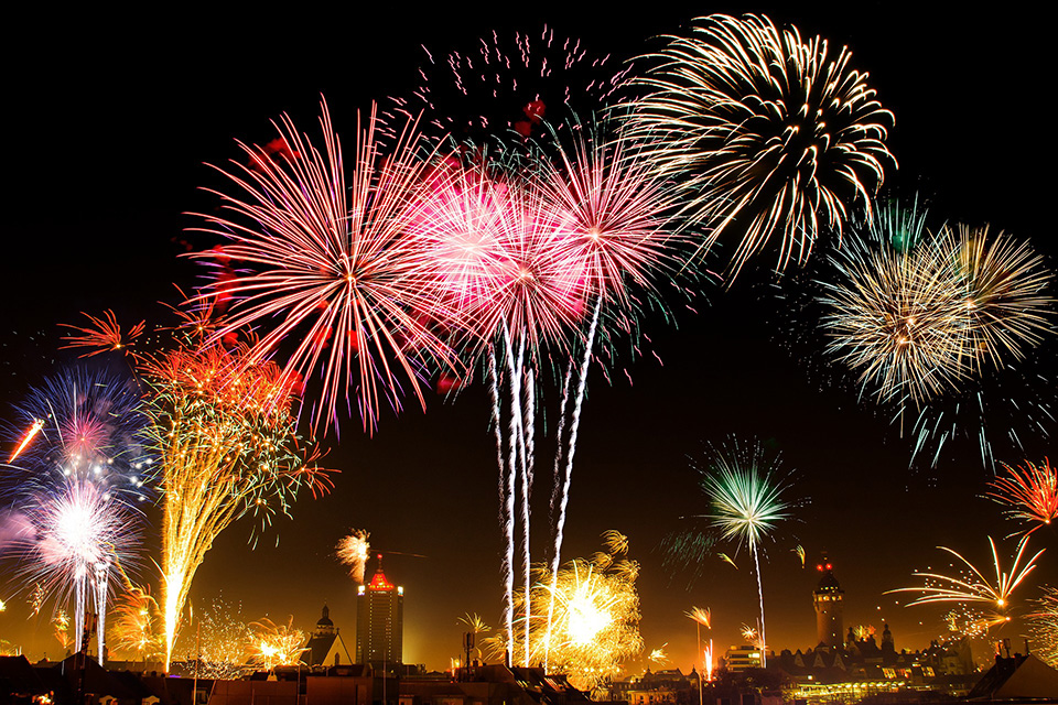 Ein buntes Feuerwerk bei dem sehr viel Energie frei wird.