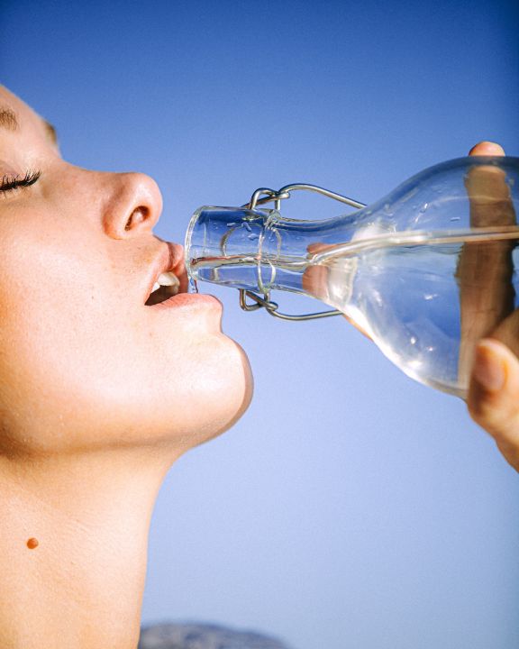 Ausreichend Wasser aufzunehmen, ist wichtig.