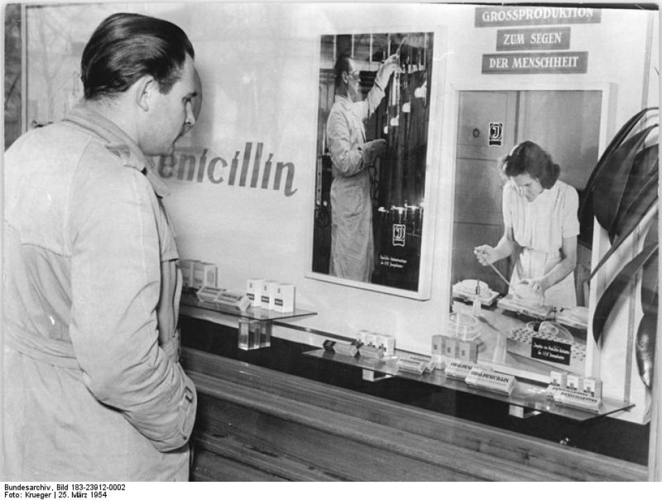 Schaufenster einer Apotheke (1954)