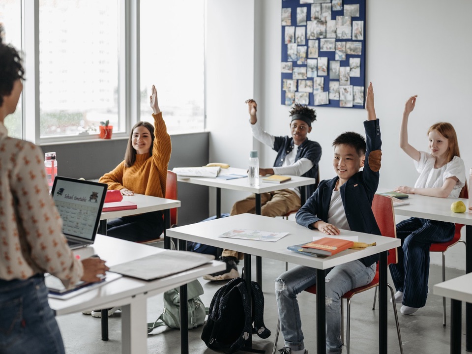 Schüler*innen zeigen auf