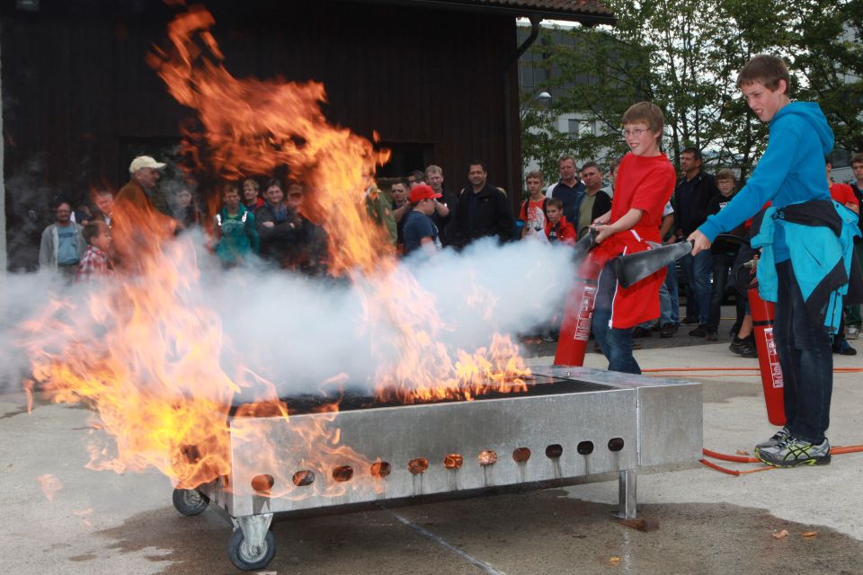 Erste Löschhilfe mit einem Feuerlöscher (Löschübung)