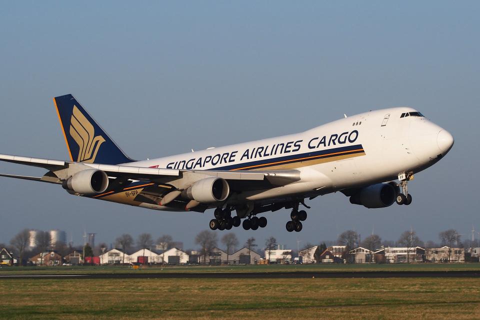 Ein großes Transportflugzeug der Singapore Airlines Cargo kurz vor der Landung