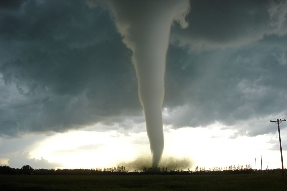 Ein Tornado über einer Straße nähe der Stadt Elie im Jahr 2007