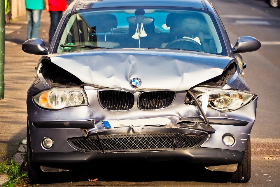 Ein Auto mit zerdrückter Motorhaube