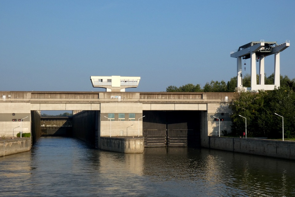 Eine Schleuse für Schiffe an der Donau